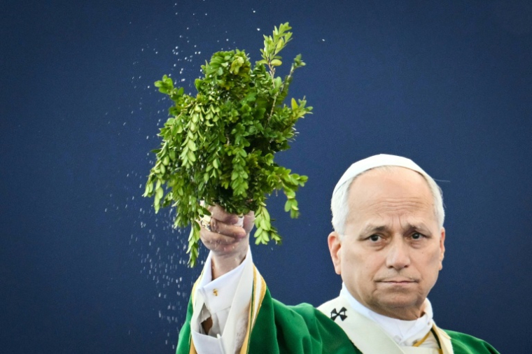 Le pape Léon XIV bénit les fidèles lors de la messe dominicale à la Prairie du sanctuaire de Lourdes, le 27 septembre 2026  ( AFP / Alberto PIZZOLI )