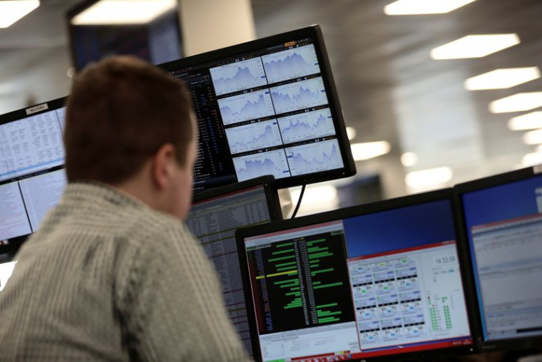 Un trader travaille en salle des marchés de l'indice IG