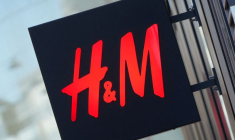 Un panneau affichant le logo H&M à l'extérieur d'un magasin à Stockholm.