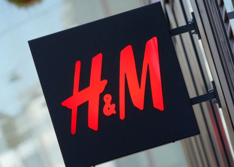 Un panneau affichant le logo H&M à l'extérieur d'un magasin à Stockholm.