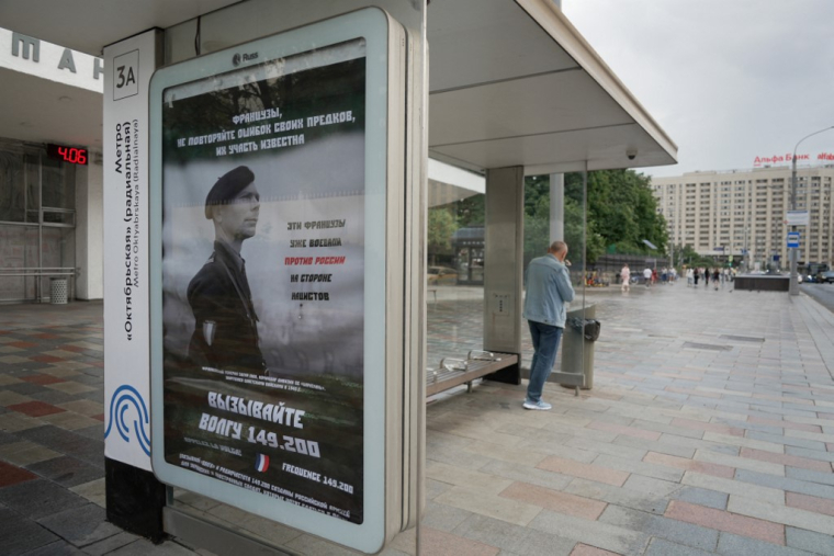 Une affiche près de l'ambassade de France à Moscou, en Russie, appelant les Français à "ne pas répéter les erreurs du passé", le 4 juin 2024. ( AFP / - )