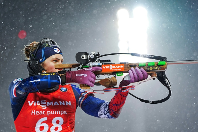 La biathlète française Justine Braisaz-Bouchet au tir lors lors du sprint d'Oestersund, en Suède, le 5 décembre 2025 ( TT News Agency / Bjorn LARSSON ROSVALL )