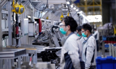 Des employés travaillent sur une ligne d'assemblage de sièges de voiture dans l'usine Yanfeng Adient à Shanghai