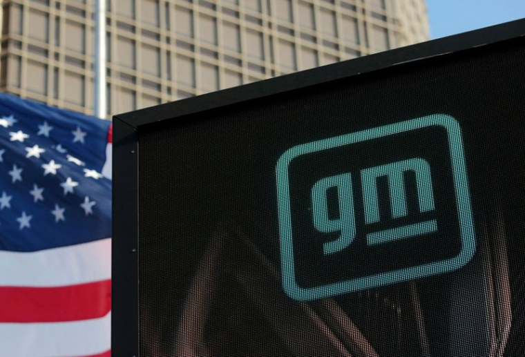 Le logo de GM au sommet du siège de l'entreprise
