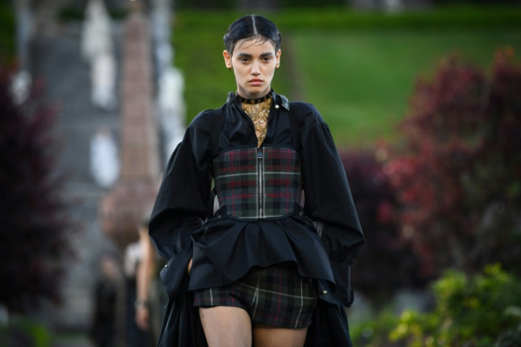 Un mannequin lors d'un défilé Dior en Ecosse, à Drummond Castle, le 3 juin 2024 ( AFP / ANDY BUCHANAN )