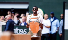 Ousmane Dembélé présente le trophée de la Ligue des champions à Roland-Garros