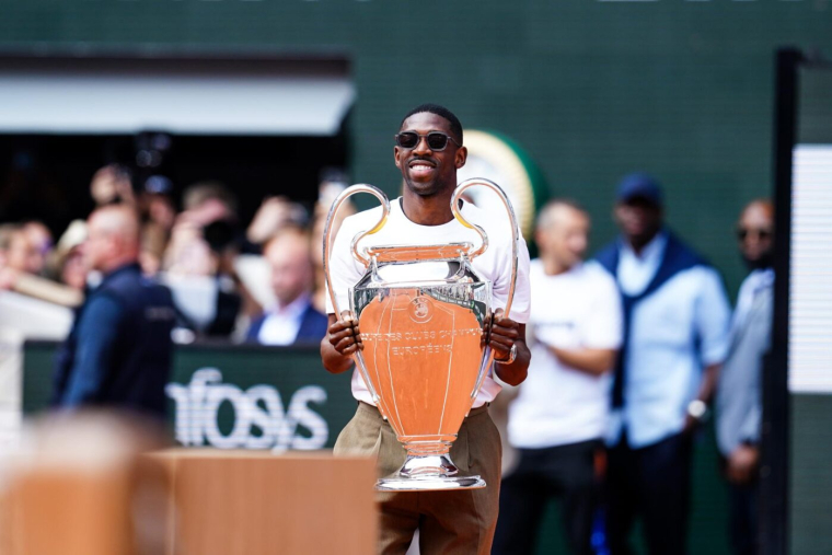Ousmane Dembélé présente le trophée de la Ligue des champions à Roland-Garros
