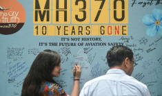 Une femme écrit un message sur un mémorial marquant les 10 ans de la disparition en 2014 du vol MH370, lors d'une cérémonie à Subang Jaya le 3 mars 2024 ( AFP / Arif Kartono )