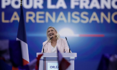 Marine Le Pen (c), candidate du RN à la présidentielle, lors d'un rassemblement marquant le lancement de sa campagne, le 25 octobre 2026 à Orléans, dans le Loiret ( AFP / Alain JOCARD )