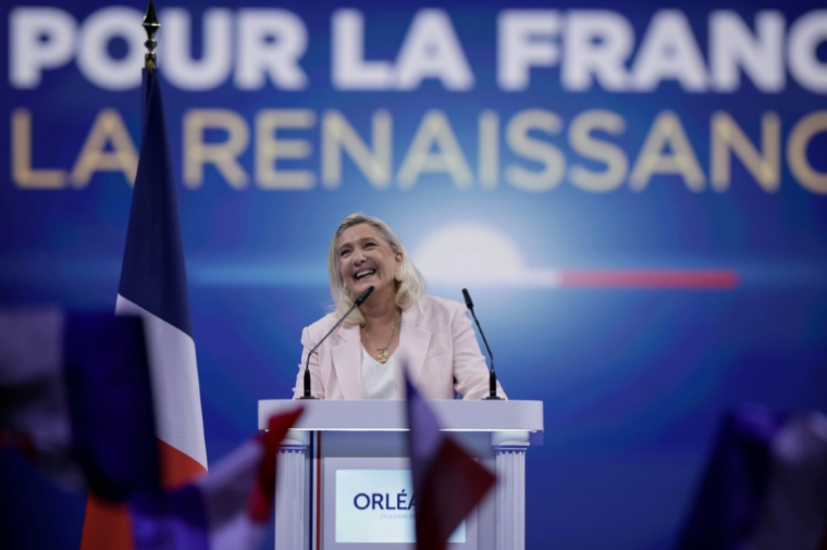 Marine Le Pen (c), candidate du RN à la présidentielle, lors d'un rassemblement marquant le lancement de sa campagne, le 25 octobre 2026 à Orléans, dans le Loiret ( AFP / Alain JOCARD )