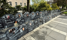 Un mémorial improvisé en hommage aux victimes de surdoses d'opioïdes devant le tribunal pour le district du New Jersey à Newark, le 28 avril 2026, où le laboratoire américain Purdue Pharma doitt être jugé pour son rôle dans l'épidémie d'opioïdes ( AFP / Aron RANEN )