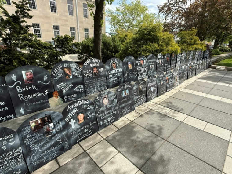Un mémorial improvisé en hommage aux victimes de surdoses d'opioïdes devant le tribunal pour le district du New Jersey à Newark, le 28 avril 2026, où le laboratoire américain Purdue Pharma doitt être jugé pour son rôle dans l'épidémie d'opioïdes ( AFP / Aron RANEN )
