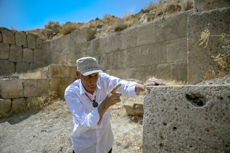 Mehmet Kusman, qui parle la langue d'Urartu, contemple les vestiges de la forteresse de Cavustepe, près de Van, dans l'est de la Turquie, le 22 juillet 2026 ( AFP / Ozan KOSE )