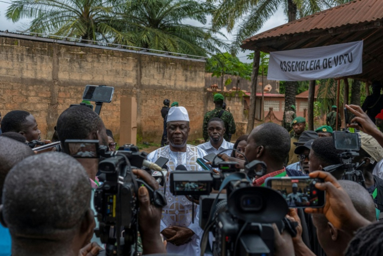 Le président de transition et chef de la junte en Guinée-Bissau, le général Horta N'Tam, donne une conférence de presse à Bissau après avoir voté lors d'un référendum sur un projet de nouvelle Constitution, le 30 août 2026 ( AFP / Samba BALDE )