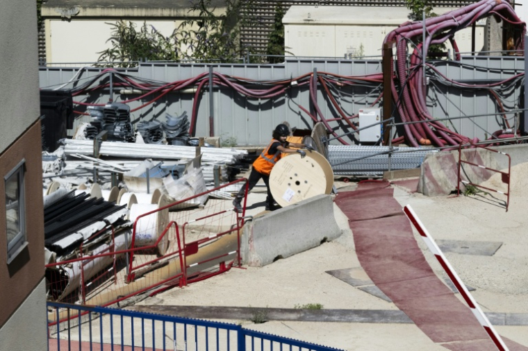 Un ouvrier sur un chantier à Chatillon, au sud de Paris, le 12 août 2025, en pleine canicule ( AFP / Martin LELIEVRE )