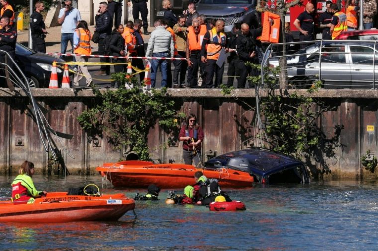 Des secouristes travaillent dans la zone où un bus et une voiture sont tombés dans la Seine à Juvisy-sur-Orge (Essonne), le 30 avril 2026 ( AFP / Thomas SAMSON )