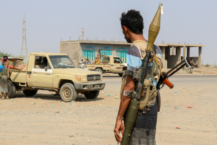 Un membre des forces progouvernementales  sur une route du district de Hays, au sud de Hodeïda, le 5 septembre 2026 au Yémen ( AFP / Khaled ZIAD )