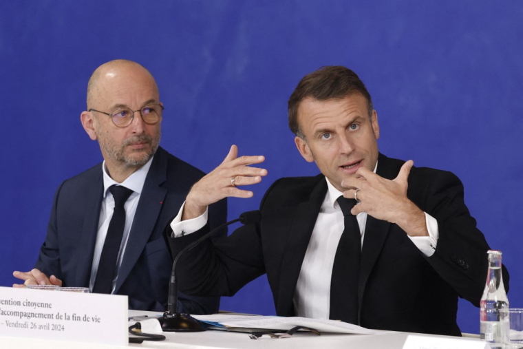 Thierry Beaudet et Emmanuel Macron à Paris, le 26 avril 2024. ( POOL / LUDOVIC MARIN )
