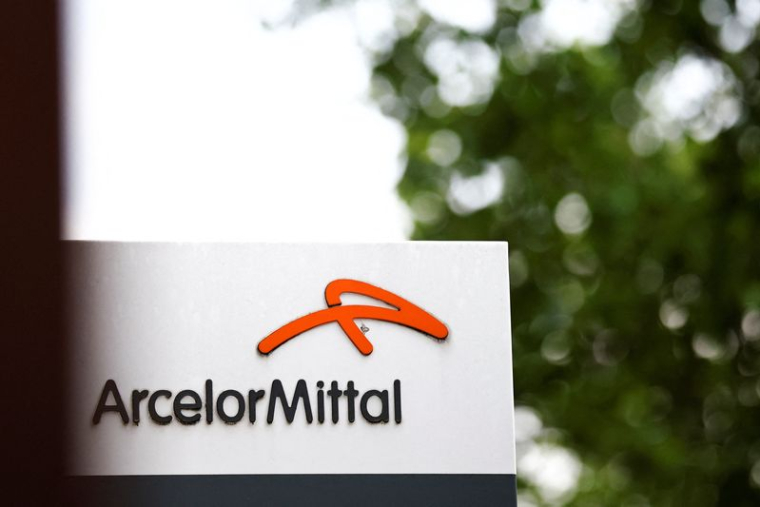 Le logo du sidérurgiste ArcelorMittal près de Paris