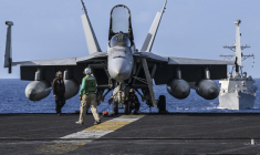 Un F/A-18 américain, sur le porte-avions USS Carl Vinson (illustration) ( AFP / RICHARD A. BROOKS )
