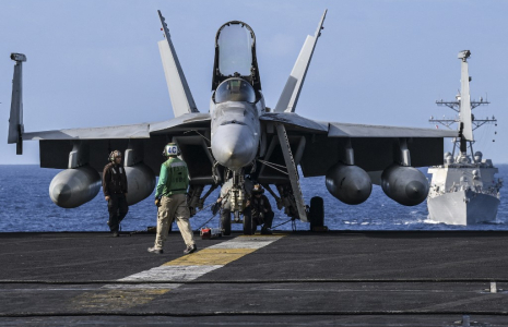 Un F/A-18 américain, sur le porte-avions USS Carl Vinson (illustration) ( AFP / RICHARD A. BROOKS )