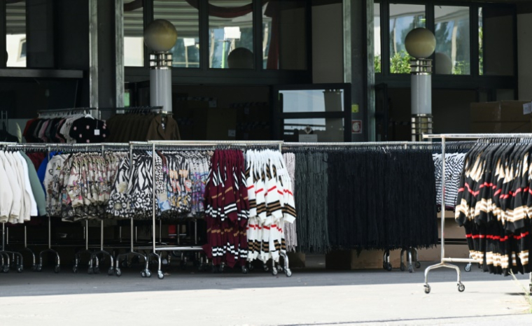 Des camions circulent jour et nuit dans les rues plates de la zone industrielle de Prato, une étendue infinie d'asphalte bordée d'entrepôts et de vitrines, baptisées "Miss Fashion" ou "Ohlala Pronto Moda" ( AFP / Stefano RELLANDINI )