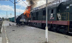 Photo prise et publiée par le service de presse des chemins de fer ukrainiens, le 4 octobre 2025, montrant un wagon de train en feu après une attaque de drone à Chostka, dans la région de Soumy, en Ukraine ( UKRAINIAN RAILWAYS / Handout )