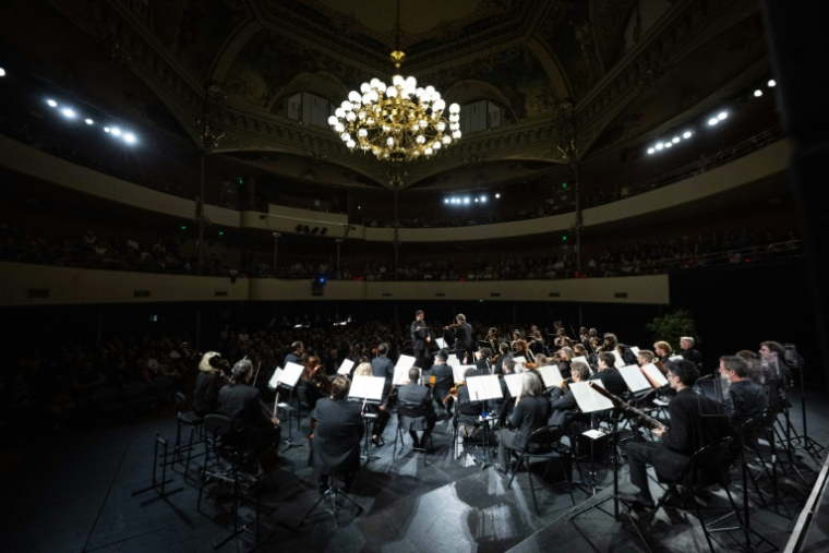 Le Chypriote Theodoros Kameris conduit l'orchestre Victor-Hugo de Bourgogne Franche-Comté lors du 59e concours de chefs d'orchestre de Besançon, le 24 septembre 2025 ( AFP / SEBASTIEN BOZON )