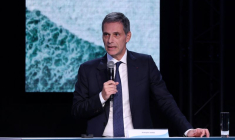 Rodolphe Saadé, président-directeur général du Groupe CMA CGM, prononce un discours lors de la 20e édition des Assises de l'économie de la mer à La Rochelle,