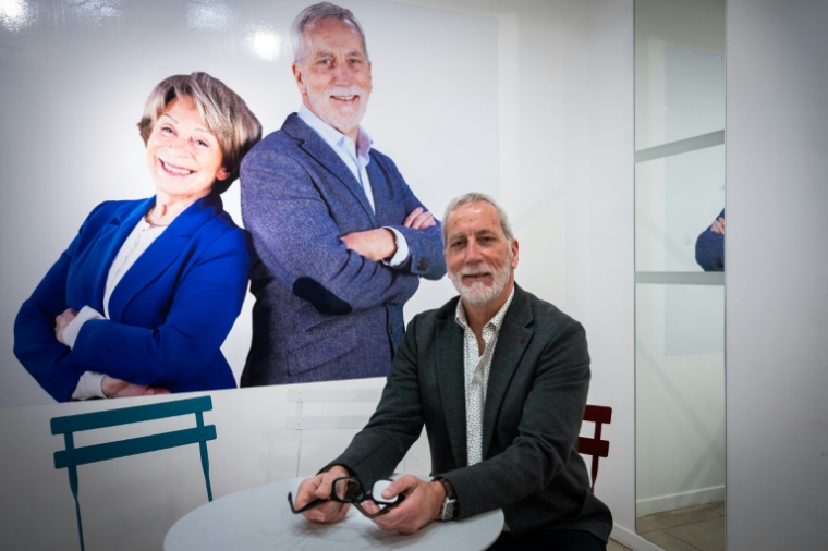 Didier Lallemand, candidat UDR aux municipales à Montauban, pose le 5 mars 2026 dans son local de campagne à Montauban ( AFP / Matthieu RONDEL )