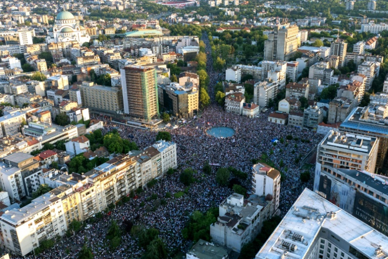 Photo aérienne d'une manifestation antigouvernementale à Belgrade le 23 mai 2026 ( AFP / DJORDJE KOSTIC )