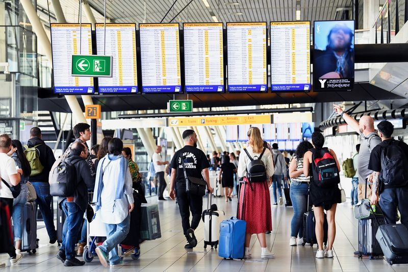 Des personnes marchent à l'aéroport de Schiphol à Amsterdam