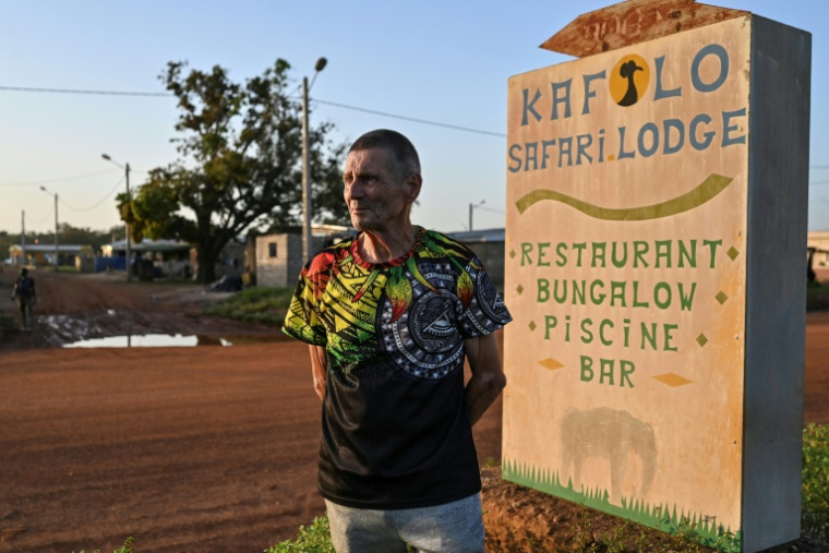 Raynald Gilon, ancien parachutiste belge, garde forestier et aujourd'hui directeur d'hôtel, à Kafolo, le 10 octobre 2025 en Côte d'Ivoire ( AFP / Issouf SANOGO )