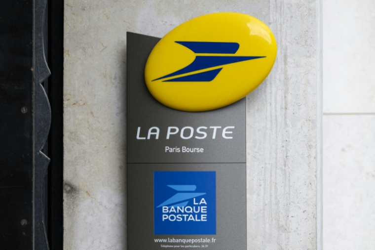 La cyberattaque qui a touché La Poste, revendiquée par des hackers prorusses, est toujours en cours mais a "perdu en intensité" ( AFP / MARTIN LELIEVRE )