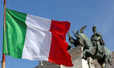 Le drapeau italien flotte dans le centre de Rome