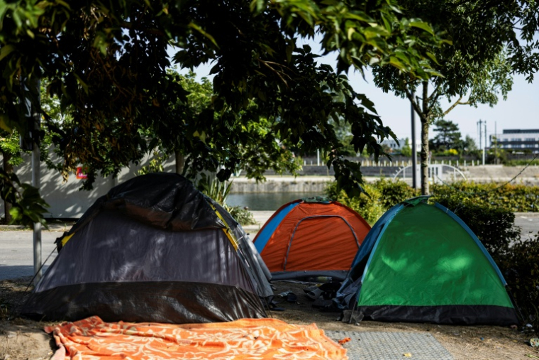 Des tentes de migrants dans le centre de Calais le 12 août 2025 ( AFP / Sameer Al-DOUMY )