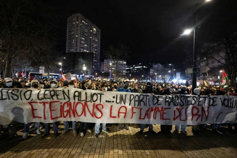 Des manifestants de gauche protestent contre le RN et son candidat à la mairie de Marseille, Franck Allisio, à Marseille, le 16 janvier 2026 ( AFP / MIGUEL MEDINA )