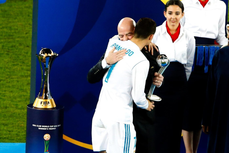 Gianni Infantino lèche les bottes de CR7