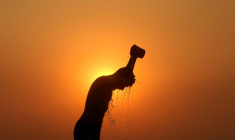 Silhouette d'un ouvrier lors d'une chaude journée d'été à Jammu, en Inde, le 1er juin 2024 ( AFP / Mukesh GUPTA )