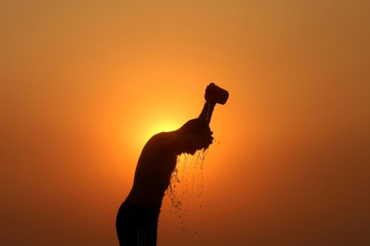 Silhouette d'un ouvrier lors d'une chaude journée d'été à Jammu, en Inde, le 1er juin 2024 ( AFP / Mukesh GUPTA )