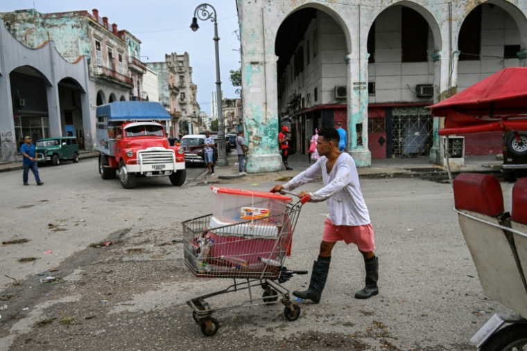 Un homme pousse un chariot de courses, à La Havane, le 7 septembre 2026 ( AFP / YAMIL LAGE )