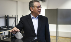 Le socialiste Antonio José Seguro, favori de la présidentielle au Portugal, vote le 8 février 2026 à Caldas da Rainha, au nord de Lisbonne ( AFP / PATRICIA DE MELO MOREIRA )