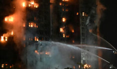 Des pompiers luttent contre un incendie qui s'est déclaré dans le complexe résidentiel Wang Fuk Court, dans le quartier de Tai Po, le 26 novembre 2025 à Hong Kong ( AFP / Peter PARKS )
