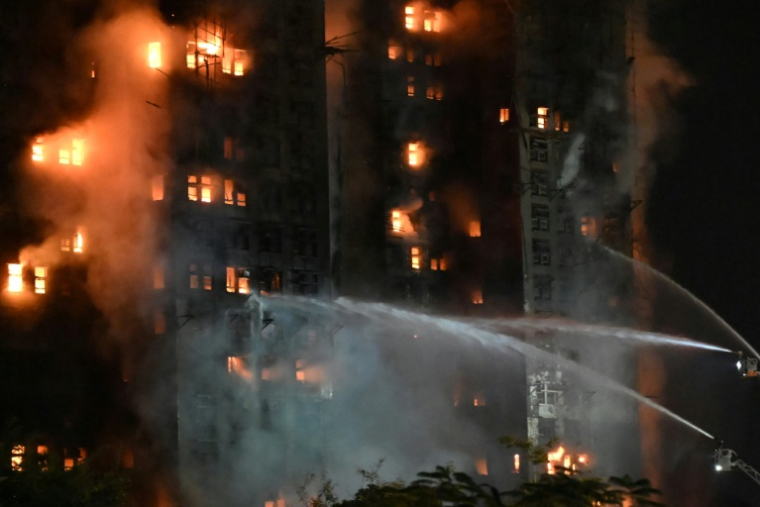Des pompiers luttent contre un incendie qui s'est déclaré dans le complexe résidentiel Wang Fuk Court, dans le quartier de Tai Po, le 26 novembre 2025 à Hong Kong ( AFP / Peter PARKS )