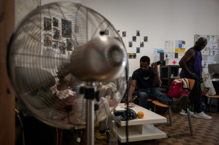 Des livreurs font une pause à la Maison des livreurs, un lieu de repos pour les coursiers des plateformes, à Bordeaux, en Gironde; le 7 juillet 2026 lors d'une vague de chaleur en France ( AFP / Philippe LOPEZ )