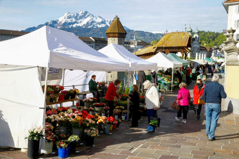 Vue du Mont Pilate derrière un marché hebdomadaire à Lucerne