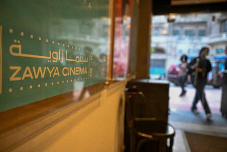 Des personnes arrivent au cinéma Zawya, le 1er mai 2025 au Caire ( AFP / Khaled DESOUKI )