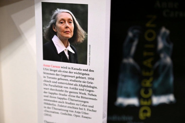 Un ouvrage de l'écrivaine canadienne Anne Carson, lauréate du prix Nobel de littérature 2026, est exposé à la 78e Foire du livre de Francfort, dans l'ouest de l'Allemagne, le 8 octobre 2026 ( AFP / Kirill KUDRYAVTSEV )