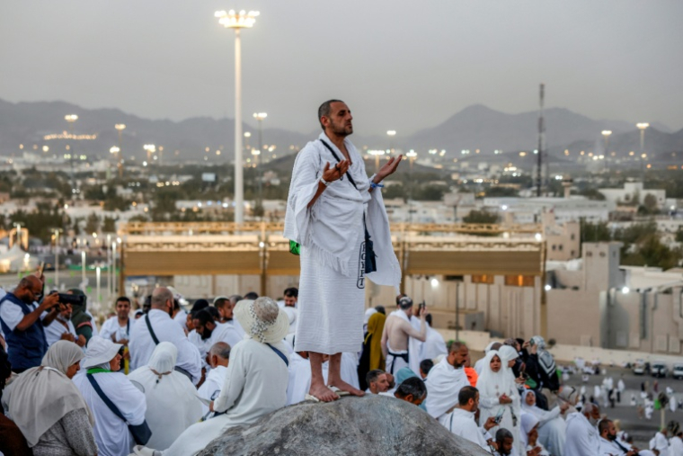 Des pèlerins musulmans prient sur le mont Arafat, étape phare du grand pèlerinage à La Mecque, le 26 mai 2026 en Arabie saoudite ( AFP / Zain JAAFAR )