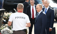 Le président russe Vladimir Poutine visite une usine de production de drones à Saint-Pétersbourg